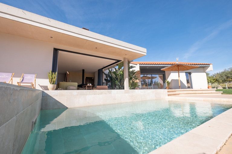 Superb recent architect-designed villa