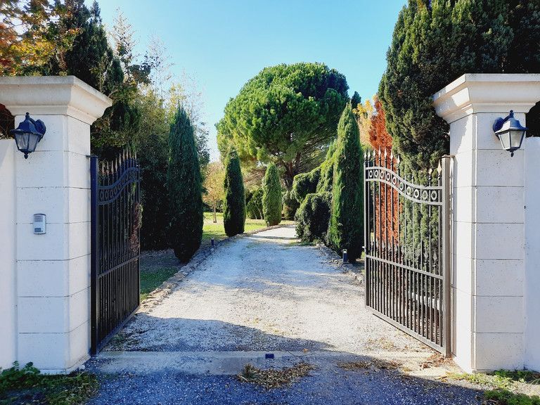 EXCEPTIONAL STONE MAS IN THE HEART OF A PRIVATE PARK WITH SWIMMING POOL AND TENNIS COURT