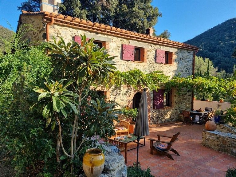 Petit hameau dans écrin de verdure